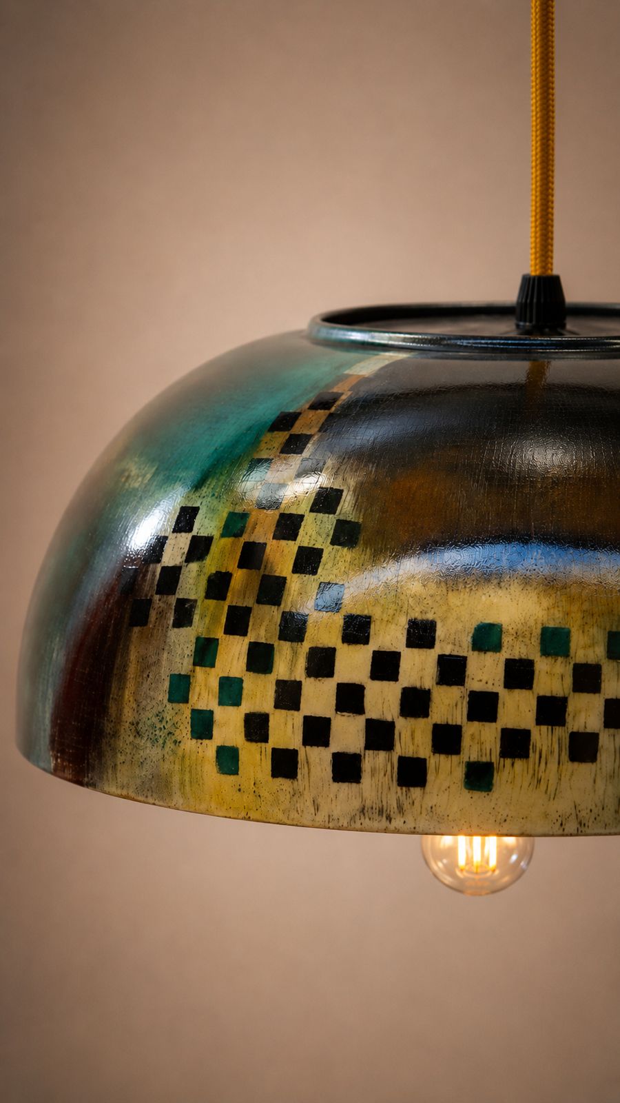 Luminária pendente em porcelana da coleção Silêncios, padrão xadrez verde e preto