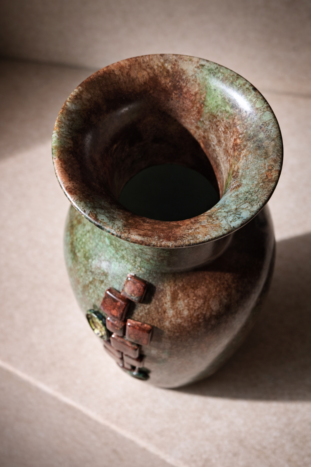 Detalhe de vaso da coleção Intempéries em porcelana pintada à mão, com efeito de oxidação e aplicações