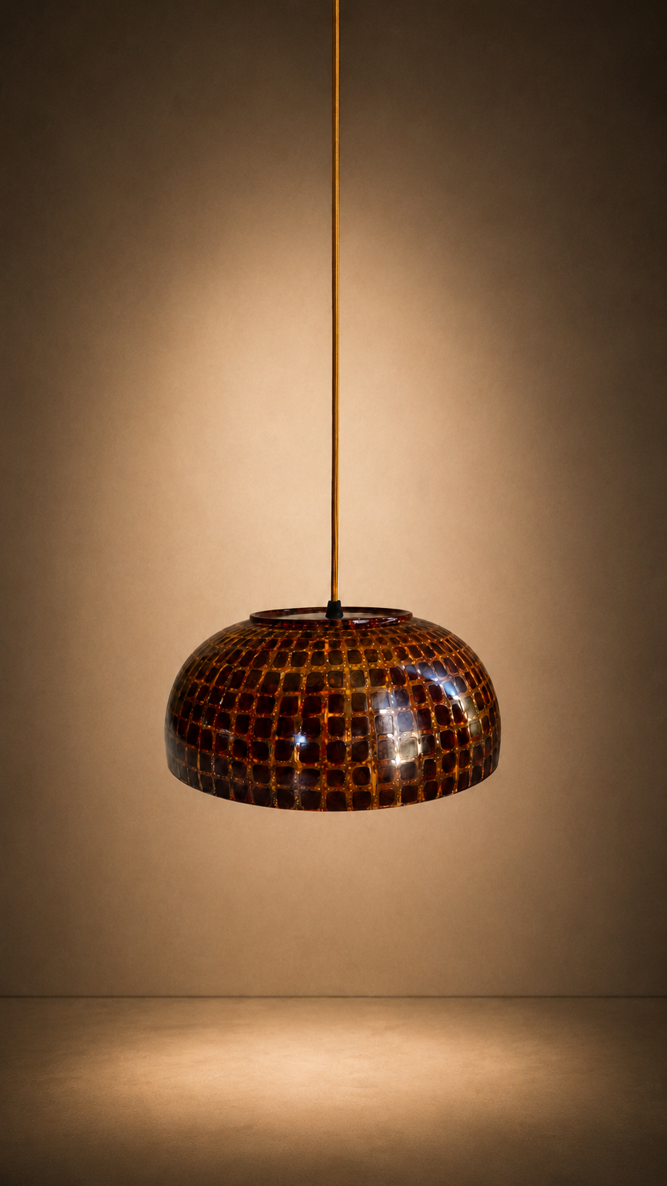 Luminária pendente em porcelana da coleção Solos, textura em grade dourada e marrom, pintada à mão